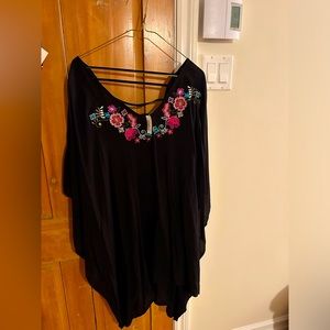 LA VIE EN ROSE. Beach cover up with beautiful embroidery details